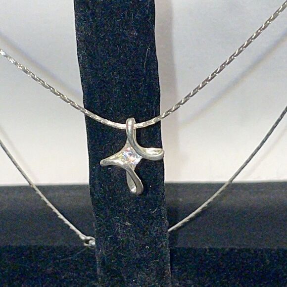 Beautiful necklace with star pendent - Picture 4 of 9